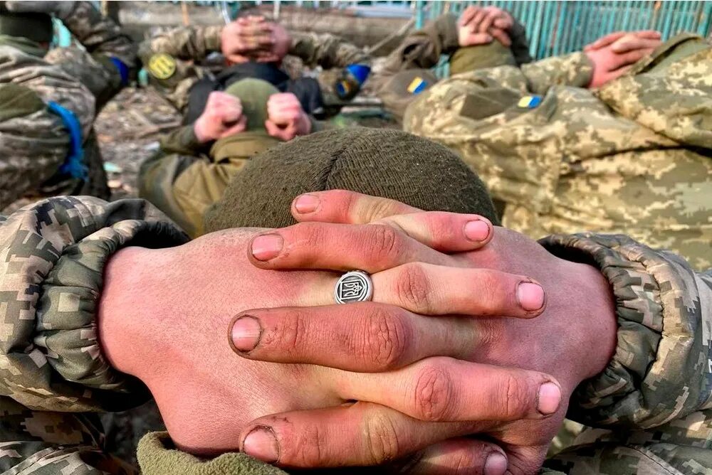 Украина сдалась в войне с россией. Пленные украинские солдаты 2022. Военные картинки.