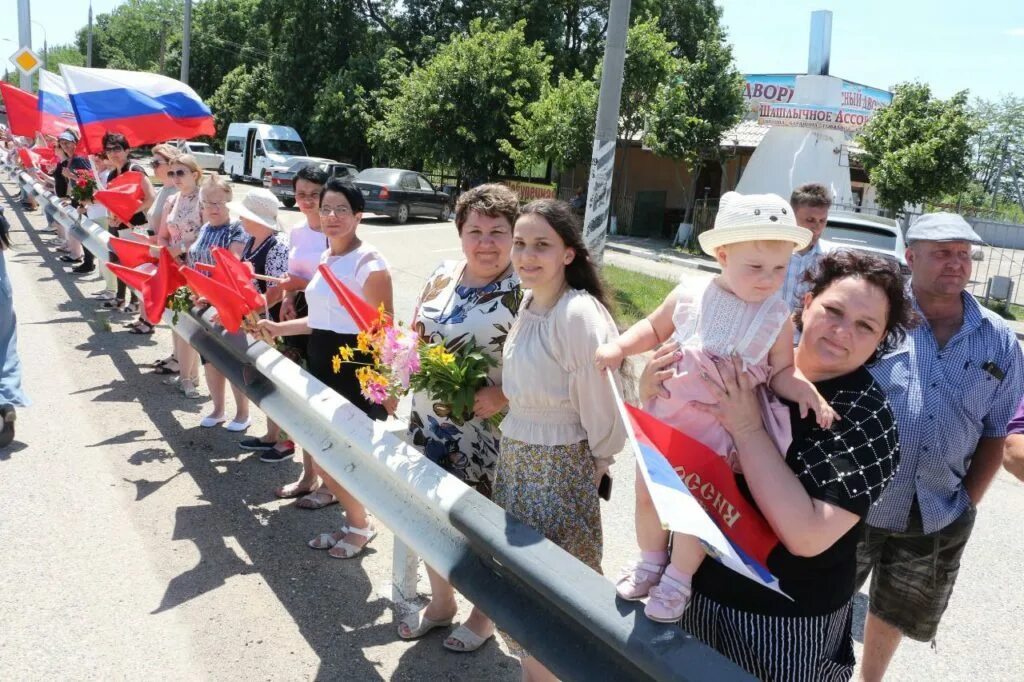 Погода в ивановской красноармейский на неделю. Жители Краснодара. Жители Краснодарского края встречают с героями Украины. Администрация станицы Ивановской. Семья из станицы.