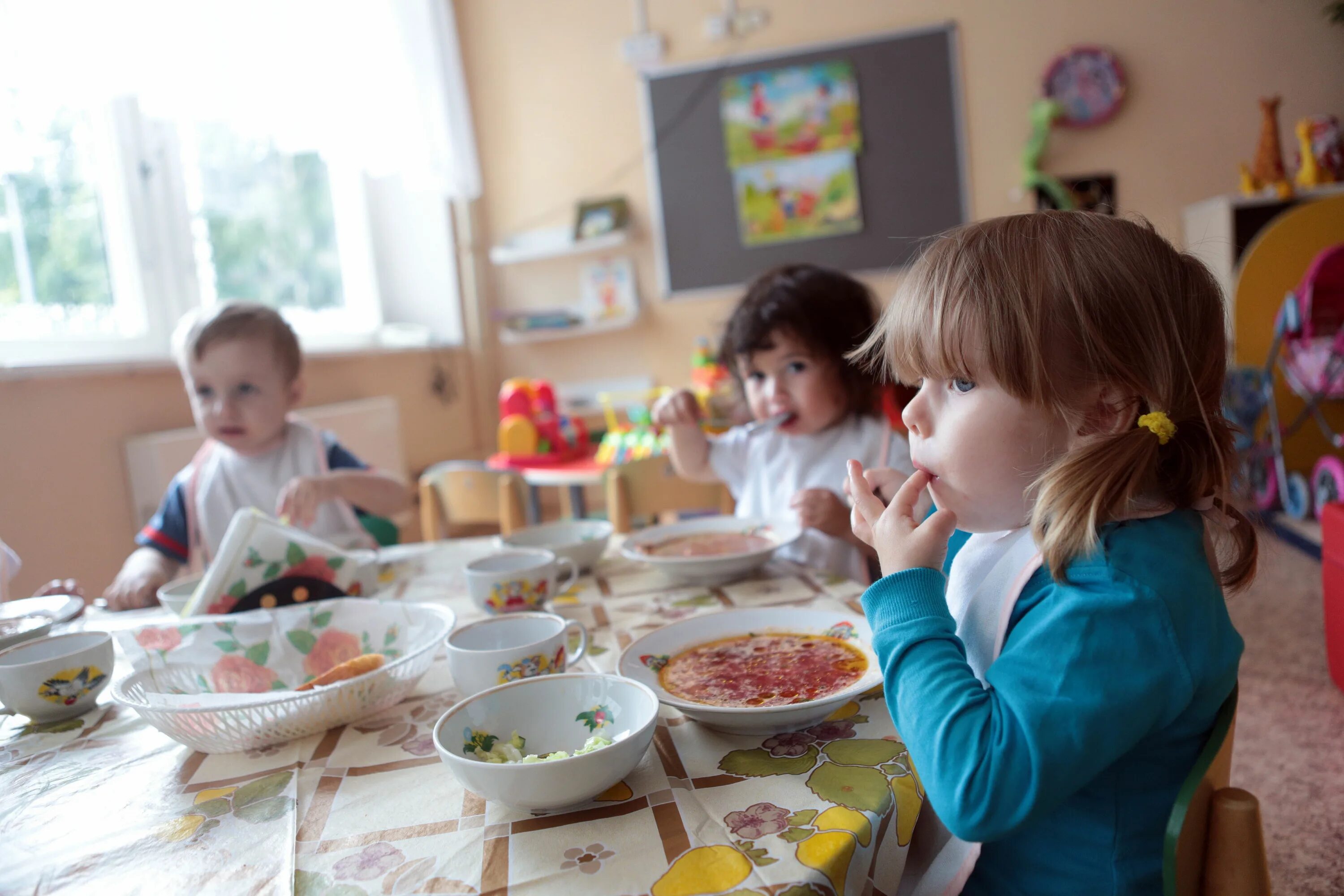 Школьное и дошкольное питание. Питание в детском саду. Еда в детском саду. Завтрак детей в детском саду. Дети в детском саду.