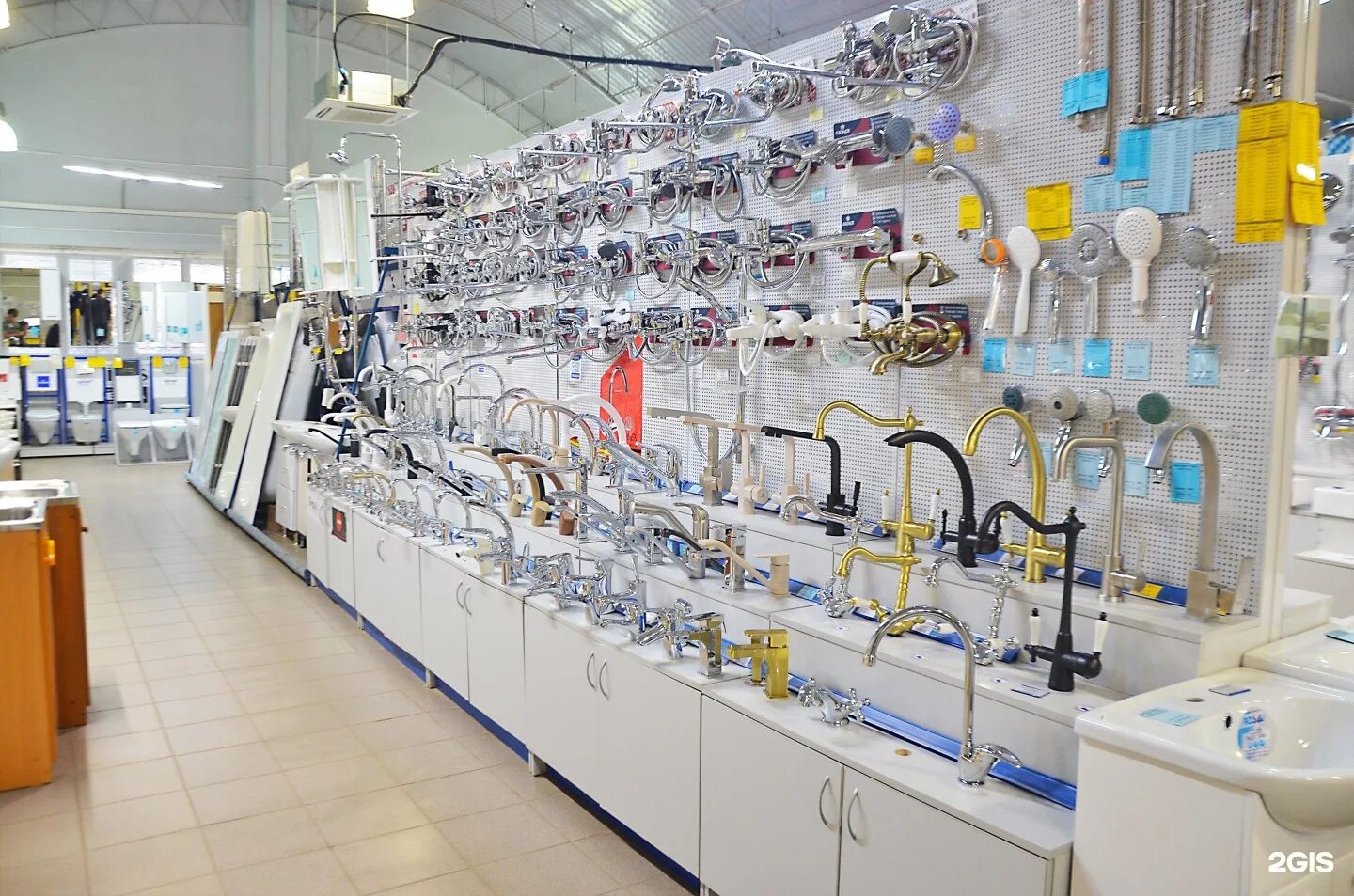 сантехник русский. сантехнический магазин. сантехника. сантехника черноголовка. сантехнический стенд.