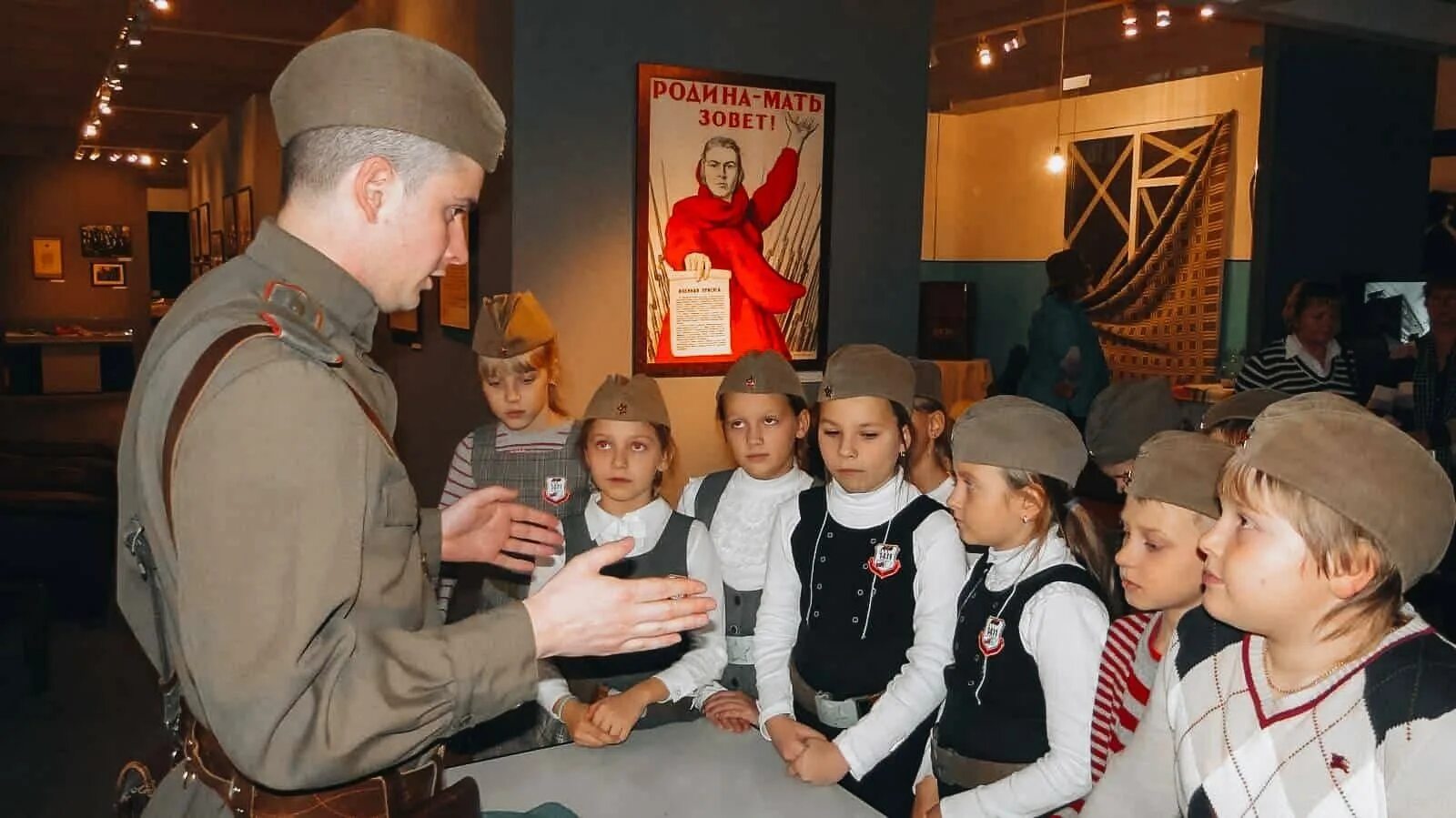 Уроки история победы. Экскурсия в военный музей. Дети на экскурсии. Экскурсия для детей военнослужащих в военно патриотический музей. Экскурсии для школьников.