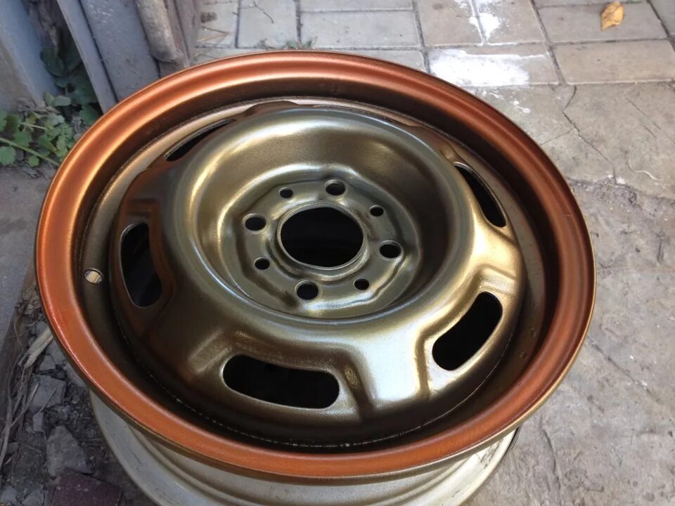 Золотые штампованные диски. Покраска штампованных дисков. Красивые штампованные диски. Как штампуют диски. Как штампуют диски.