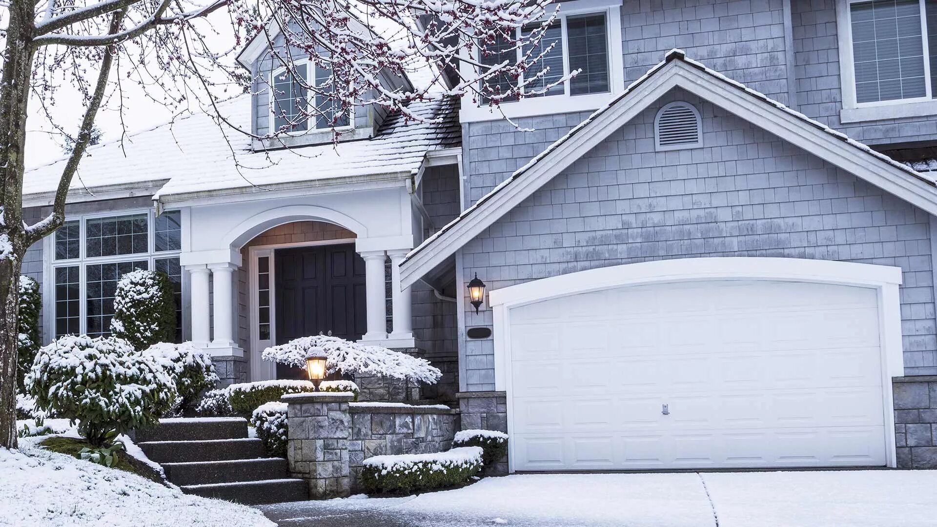 Проекты домов из газобетона с гаражом. Дом гараж зима. Русский гараж. Хранение авто зимой на улице. Современный гараж.