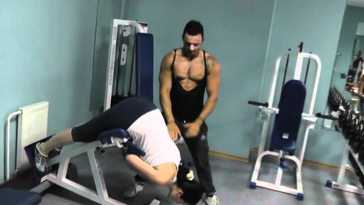 Живот и бока в тренажерном зале. Тренажеры для живота в спортзале. Девушка в тренажерном зале со спины. Живот и бока в тренажерном зале. Живот и бока в тренажерном зале.