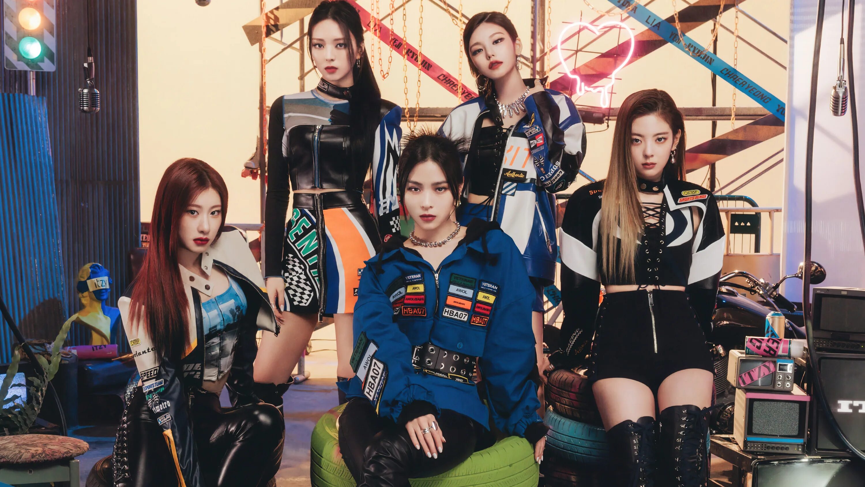 Mr vampire itzy кириллизация. Itzy voltage. itzy voltage album. арты итзи ночные. itzy с листами.