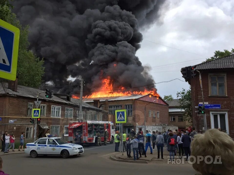 Сыктывкар вчера. Пожар в сыктывкаре. пожар в техникуме. пожар в сыктывкаре сейчас. пожар эжва.