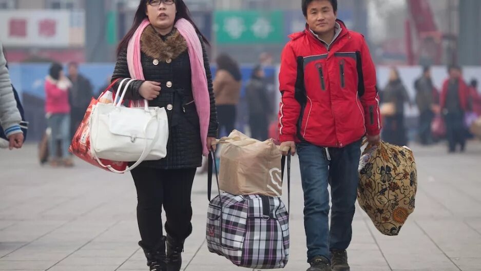 Китаец переехал. Китайские мигранты. Китайские беженцы. Внутренняя миграция в Китае. Нелегал Япония.