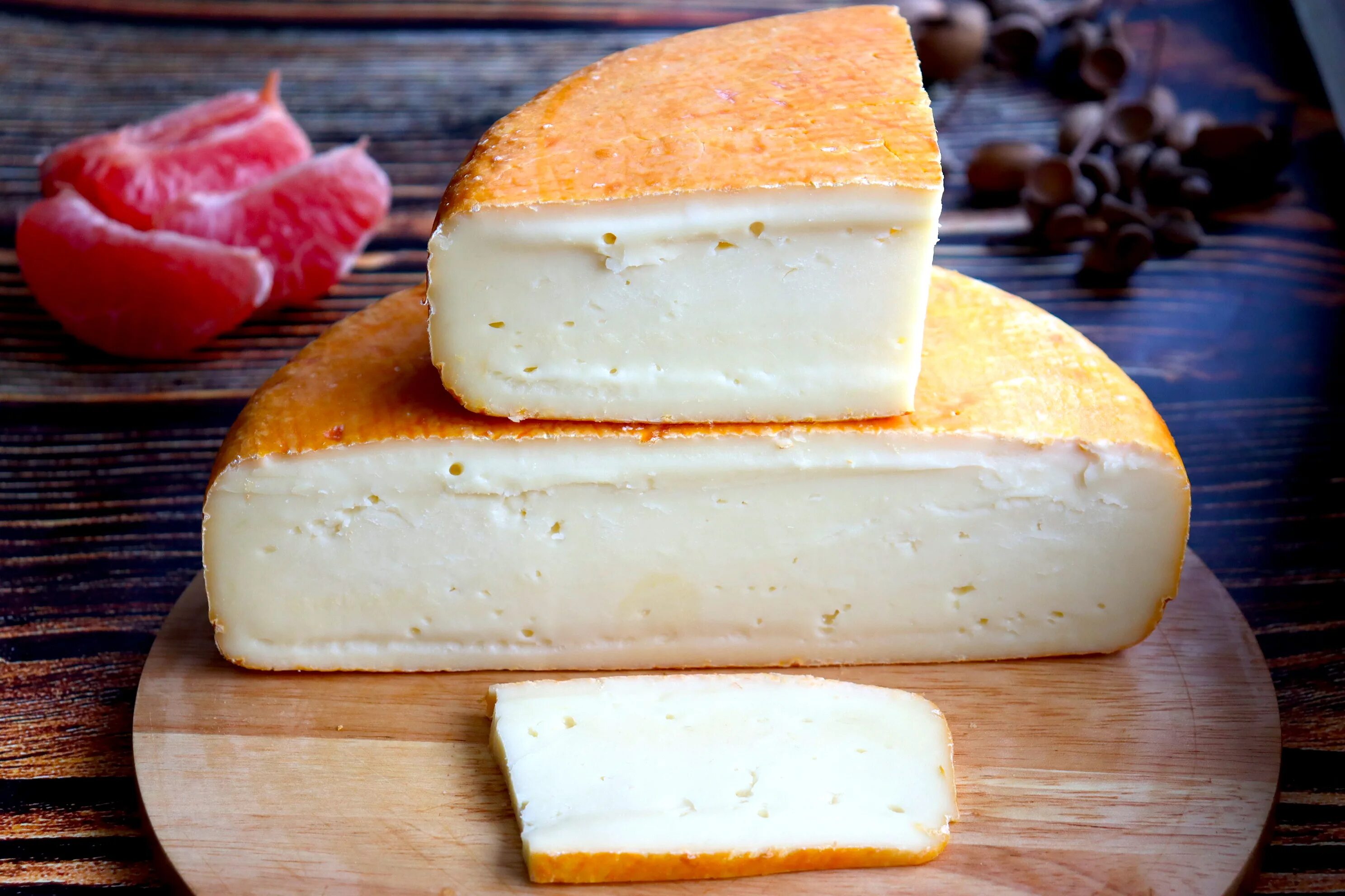 Сыр гауда из козьего молока. Сыр это живой продукт. Пармезан. Сыр на белом фоне. Сыром лимбургским.