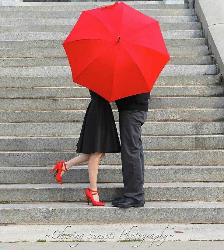 Девушка с красным зонтом. Под зонтом. Красный зонт. Парочка под зонтом. Зонтик рост