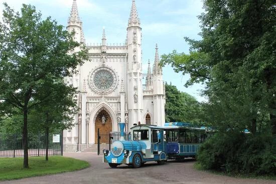 Паровозик в петергофе. Парк александрия готическая капелла. парк александрия паровозик. паровозик в парке александрия. готическая капелла в петергофе.