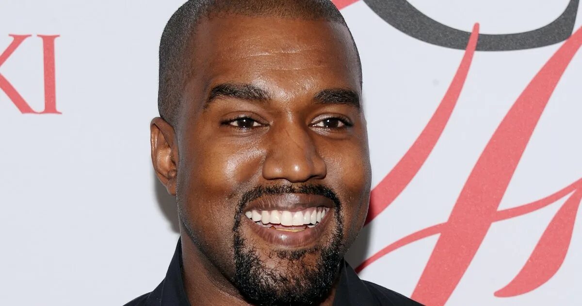 Канье уэст зубы из титана. Kanye West. Кани Вест улыбается. Kanye West улыбается. Kanye West smiling.