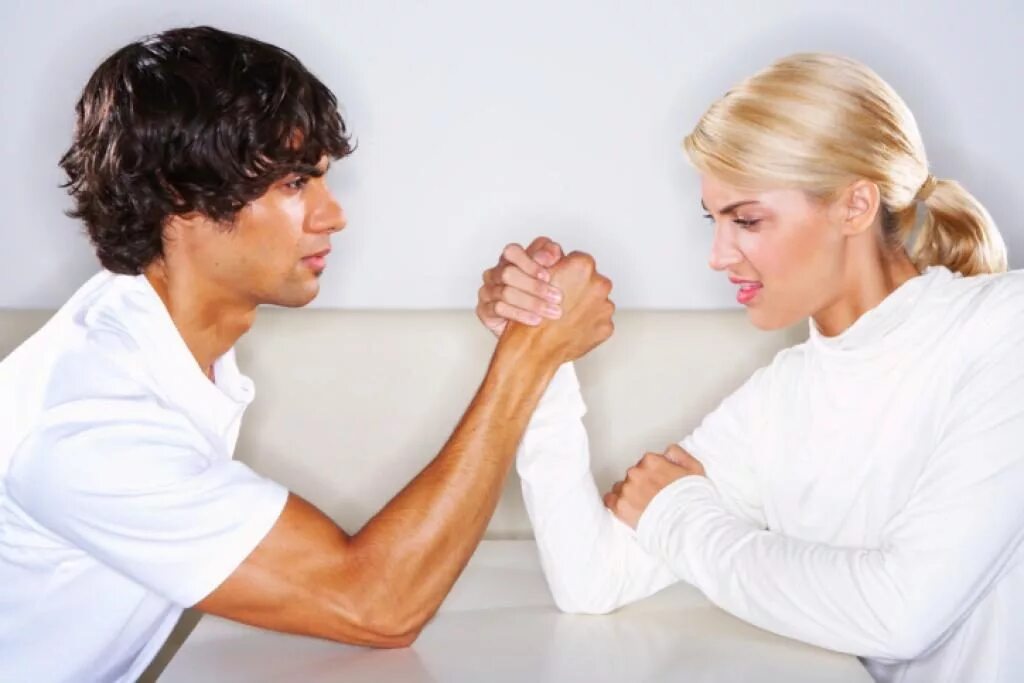 Мужчина и женщина такие разные. Спор между мужчиной и женщиной. Почему парень против. Равноправие мужчин и женщин. Бой между мужчиной и женщиной.