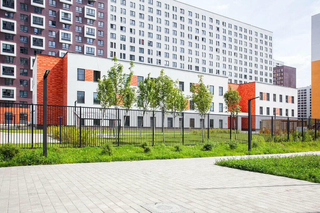 детский сад анны ахматовой 20а. школа 146 калининского района. фото около школы. школы рядом с улицей.