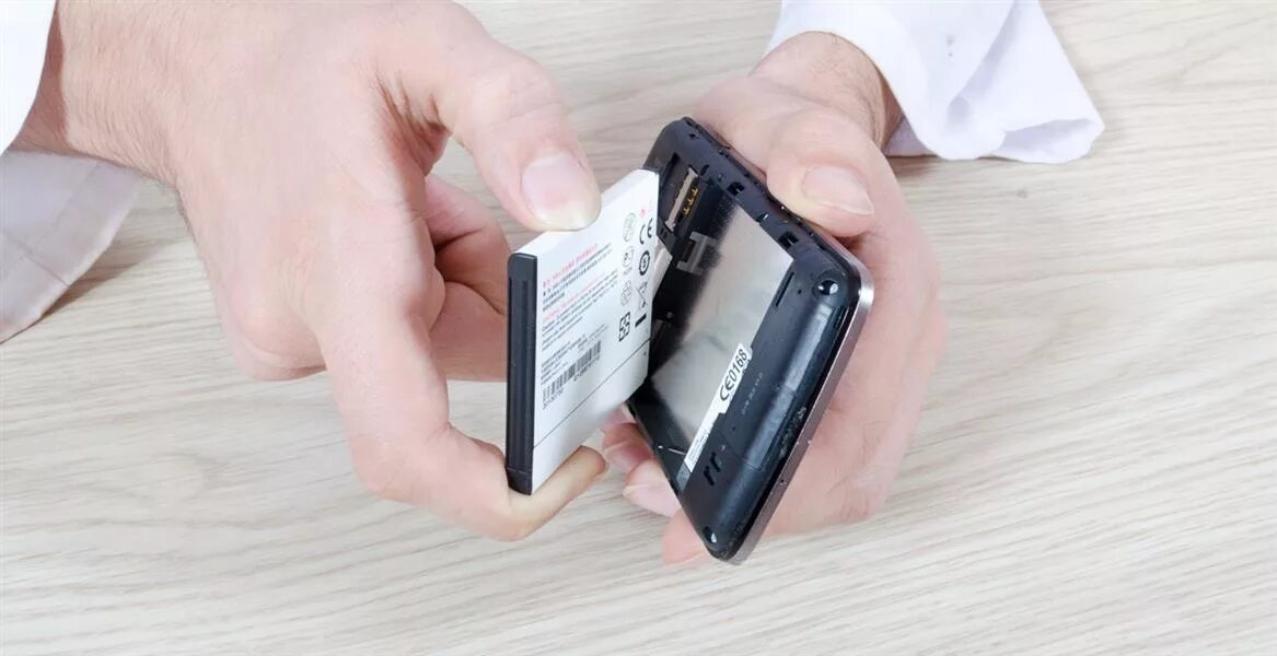 Как вытащить аккумулятор из телефона. Смартфон с извлекаемой батареей. прослушка в батарее телефона. достал телефон. как достать аккумулятор из телефона.