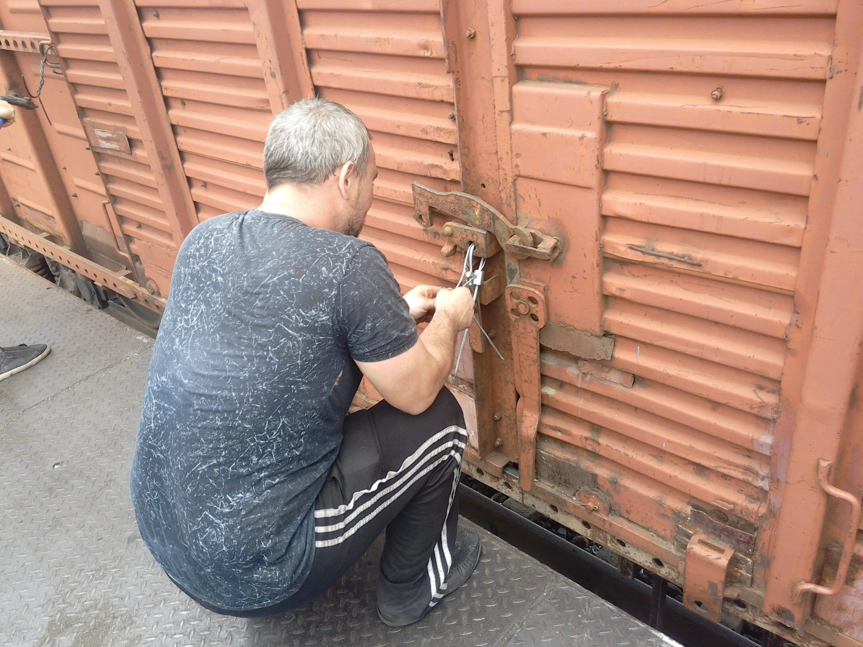 Крытый вагон двери. Крытых вагонов (модели 11-286). Плакат: дефекты крытого вагона. Дверь крытых вагонов. Люковые полувагоны алтайвагонзавод.