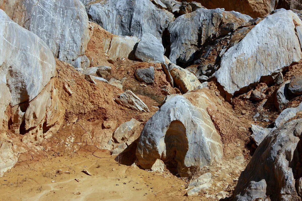 разрушение горы. деструкции камней. разрушенные камни. руины на закате. уничтожьте камни.