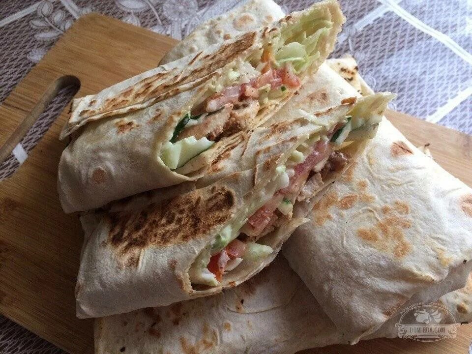 Шаурма с корейской морковкой. Домашняя шаурма в лаваше. Самая простая шаурма. Домашняя шаурма в лаваше с курицей и корейской морковкой. Шаурма домашняя.