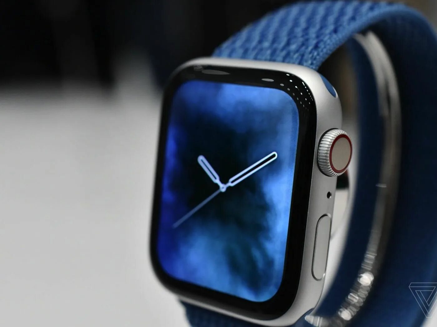 Видео часов apple. Apple IWATCH 4. Часы Эппл вотч 4. Apple watch s4. Часы эпл вотч 8.