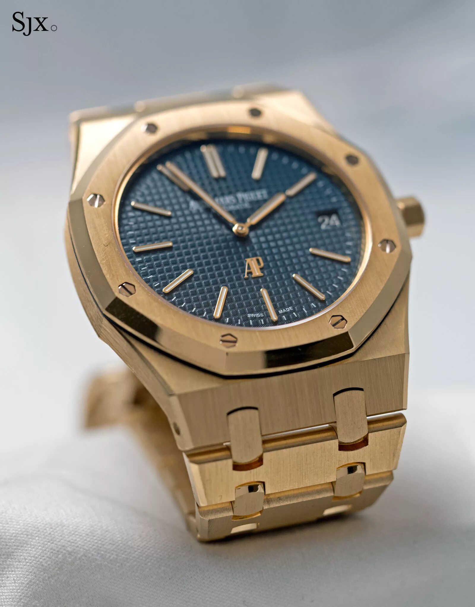 Часы audemars оригинал. Audemars Piguet Royal ОАК. Audemars Piguet Royal Oak. Адемар Пиге часы Роял ОАК. Audemars Piguet желтые.