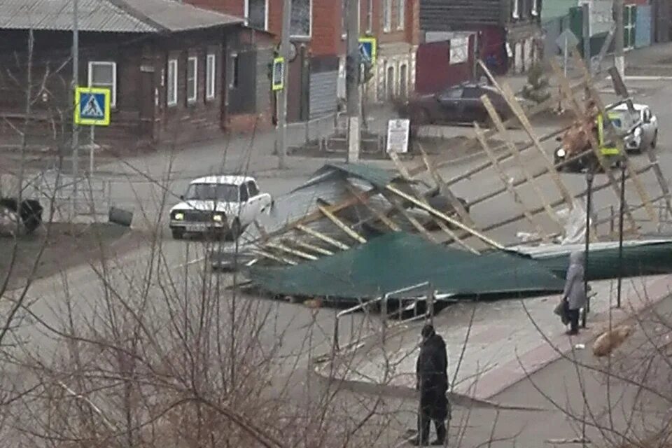 Крыша улетела. Челябинск сильный ветер. Сорвало крышу.