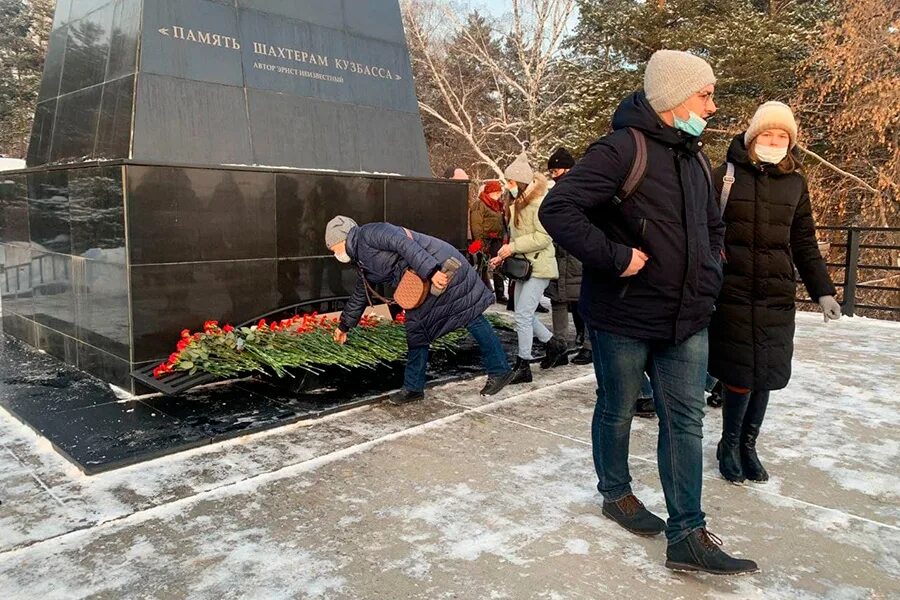 Спасение горняков 2024. Трагедия в Кузбассе Листвяжная. Мемориал память Шахтёрам Кузбасса. Мемориал погибшим Шахтёрам Шахты Листвяжная. Памятник шахта Листвяжная.