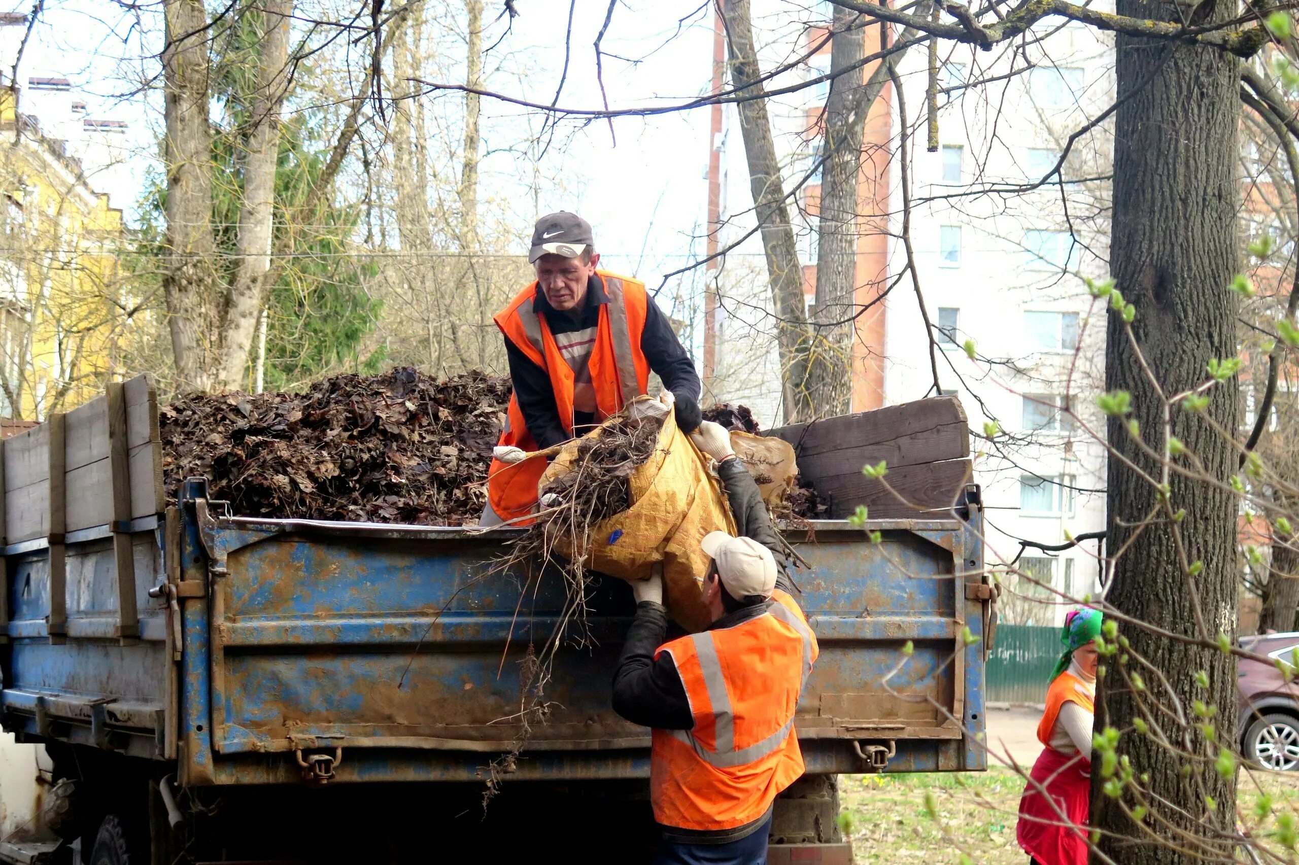 Уборка территории завода. Ямы для утилизации опавшей листвы в парках. Санитарная очистка и благоустройство территорий. Уборка территорий и вывоз. Мусор после стройки.