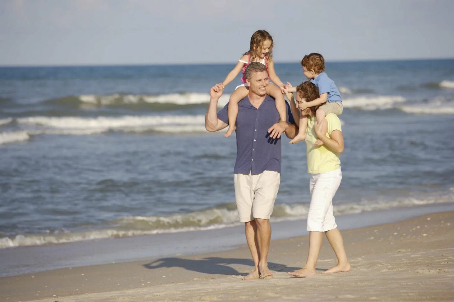 Фотография семейный отдых. Семья на море. Дети с родителями на море. Счастливая семья на пляже. Семья отдыхает на пляже.