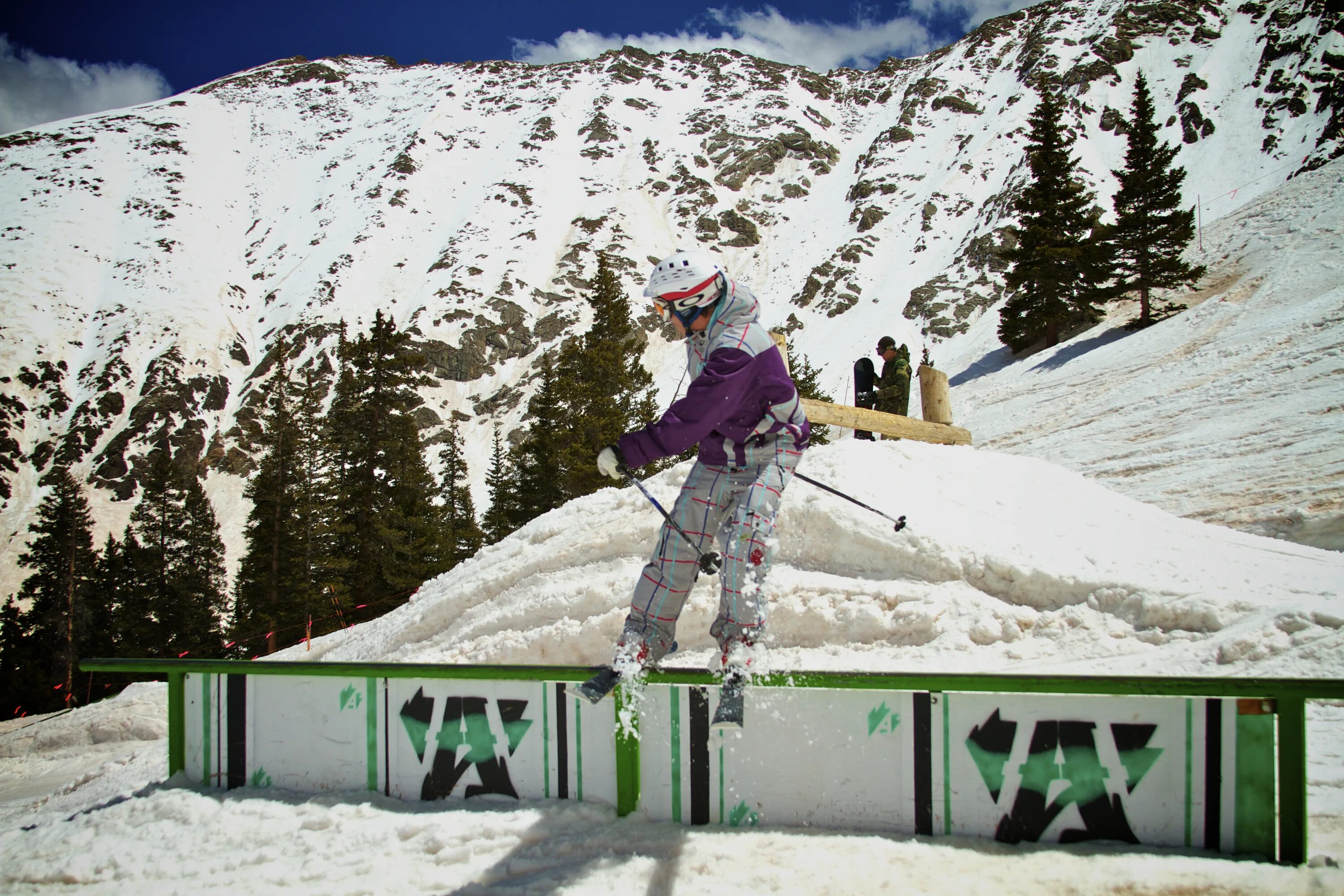 Ски время человека. Колорадо сноуборд. Горнолыжник в экстрим парке. Спорт экстрим Златоуст горнолыжный курорт. Ашатли парк горные лыжи сноуборд.