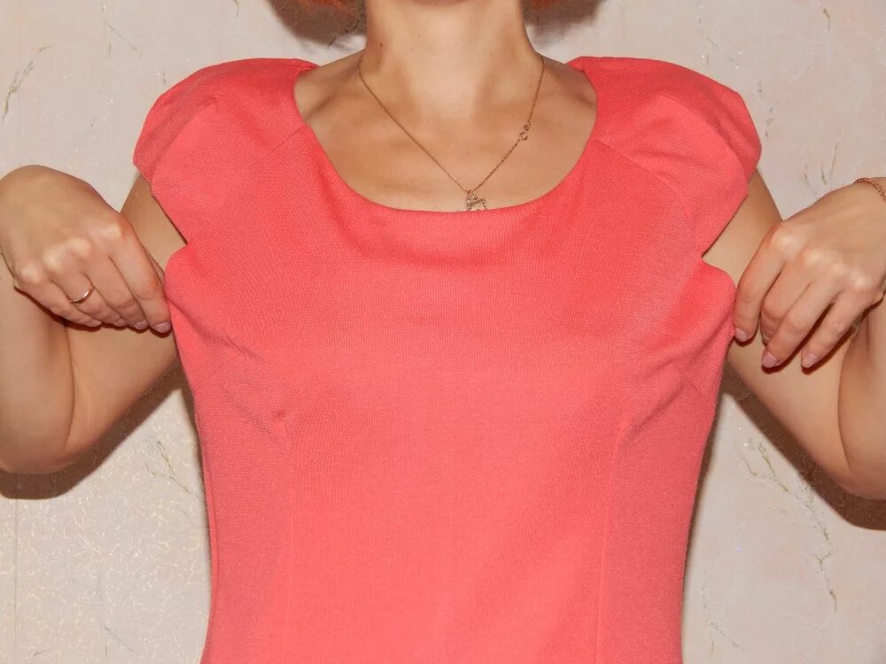 Рукава кимоно с ластовицей выкройка. Пройма на платье. Вшить рукав. Подмышки в белой майке. Пройма.