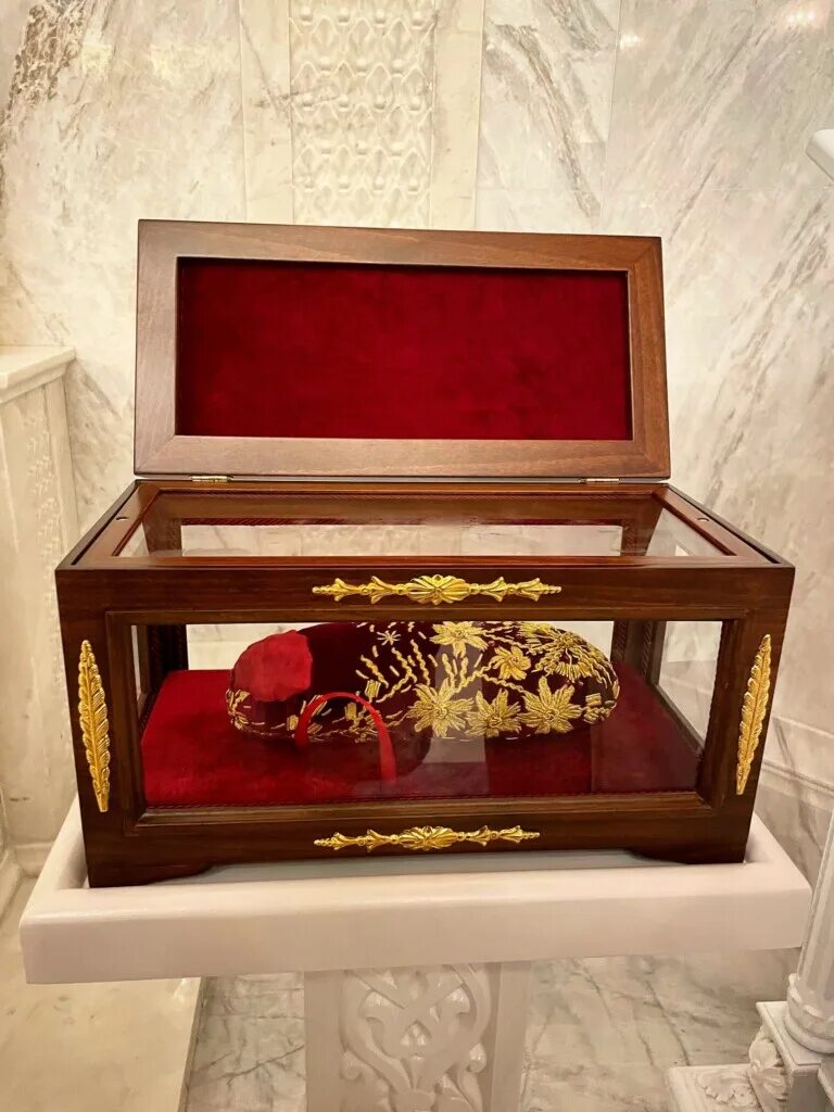 Мощевик спиридона тримифунтского. Башмачок спиридона в москве каком храме. Башмачок церковный спиридона. Спиридон тримифунтский даниловский монастырь. Башмачки спиридона три.