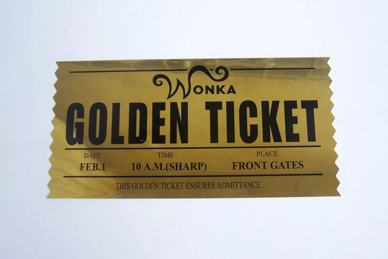 Сколько золотых билетов. Золотой билет Чарли и шоколадная фабрика. Золотой билет Willy Wonka.