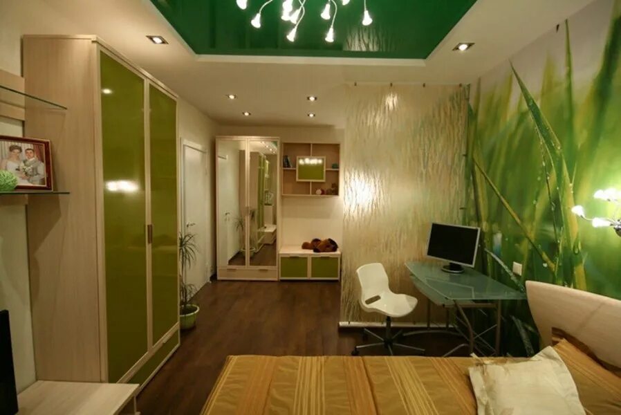 Спальня в хрущевке в зеленых тонах. Комната в зеленых тонах. Зеленый потолок. Комната с зеленым потолком. Купи ру комната