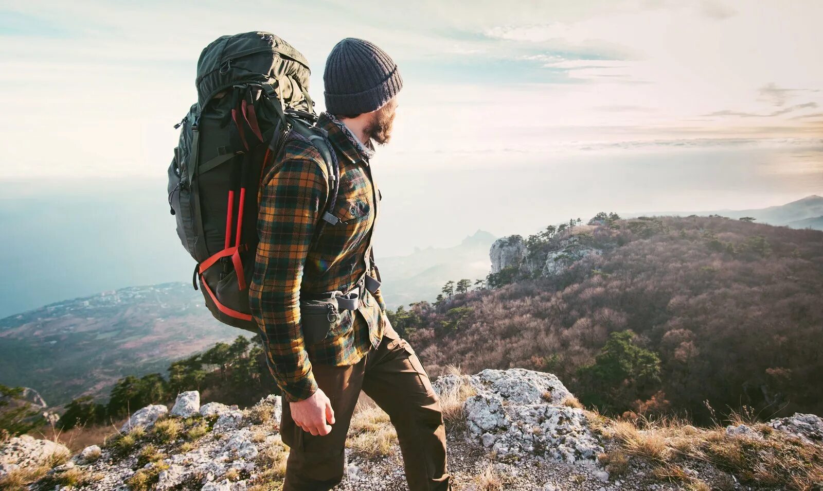Турист с рюкзаком. Влюбленная пара в горах. Парень с рюкзаком. Треккинг в горах. Рюкзак путешественника.