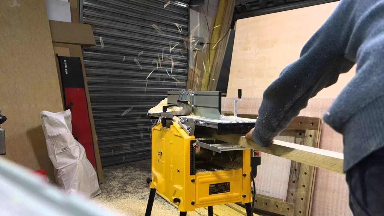 Как работает рейсмус. Фуговально-рейсмусовый станок dewalt. фуганок рейсмус dewalt. рейсмусо фуговальный станок dewalt. станок деволт деревообрабатывающий dewalt.