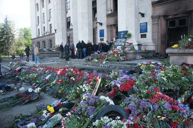 Сколько погибших в одессе. Одесса 2 мая 2014 антимайдановцы. Дом профсоюзов в Одессе 2 мая 2014. Мемориал погибших в доме профсоюзов Одесса.