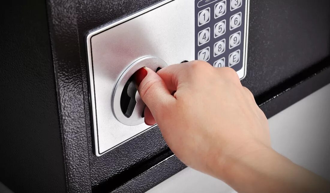 Сейф в офисе. Электронный замок zens дверной 15120а. Сейф с замком pls-1. Личинка для замка входной железной двери. Сейфовая дверь с кодовым замком.