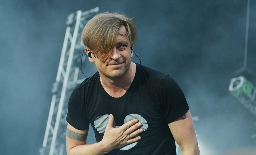 Шура би 2 концерт. Би-2 молоко. Клавишник би 2 аллилуйя. Лева би 2 2000. Лёва би-2.