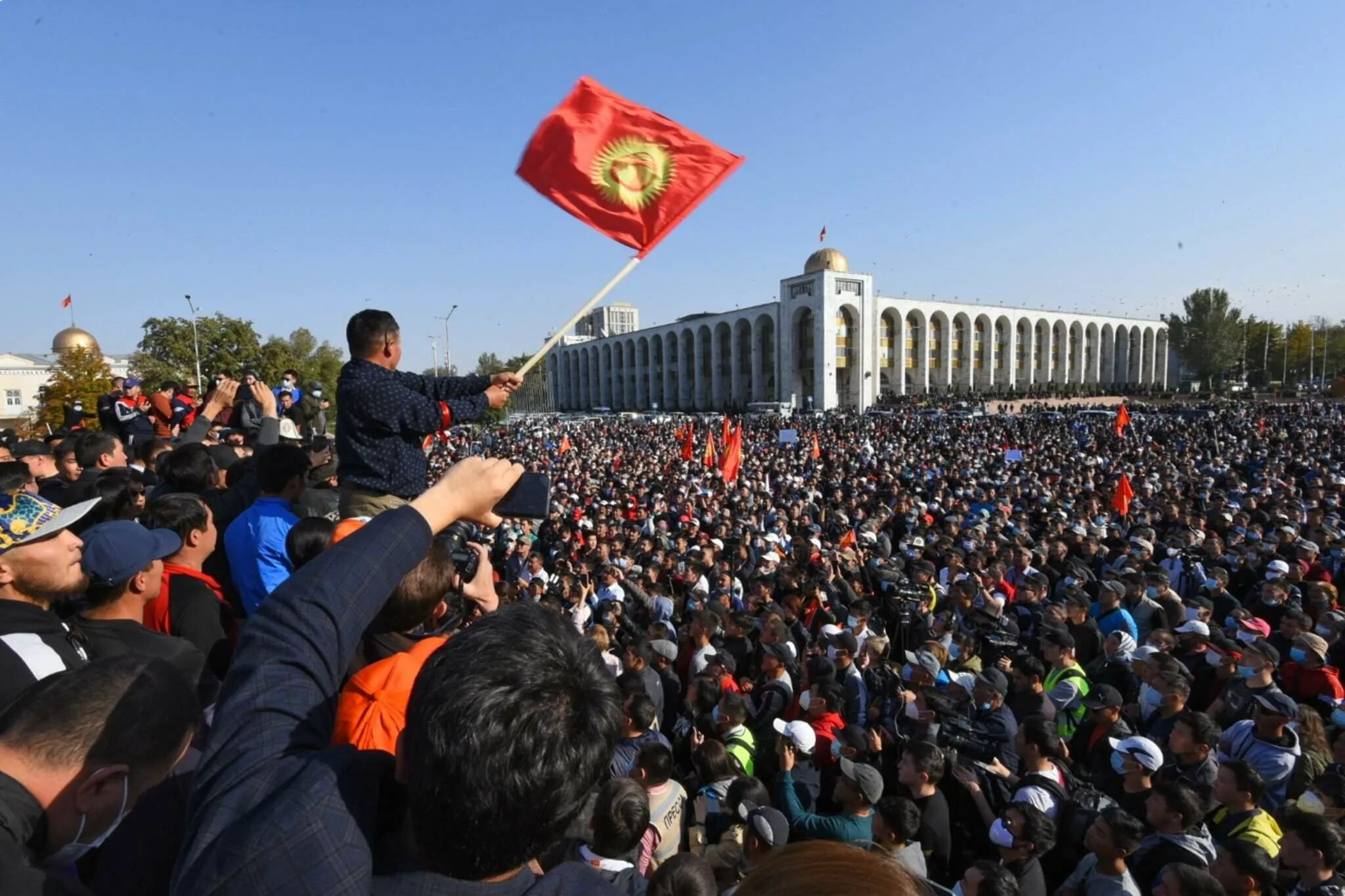 Киргизии 2010. Революция бишкек 2025. митинг в бишкеке 2025. революция 2005 в киргизии бишкек. 2010 год революция в киргизии.
