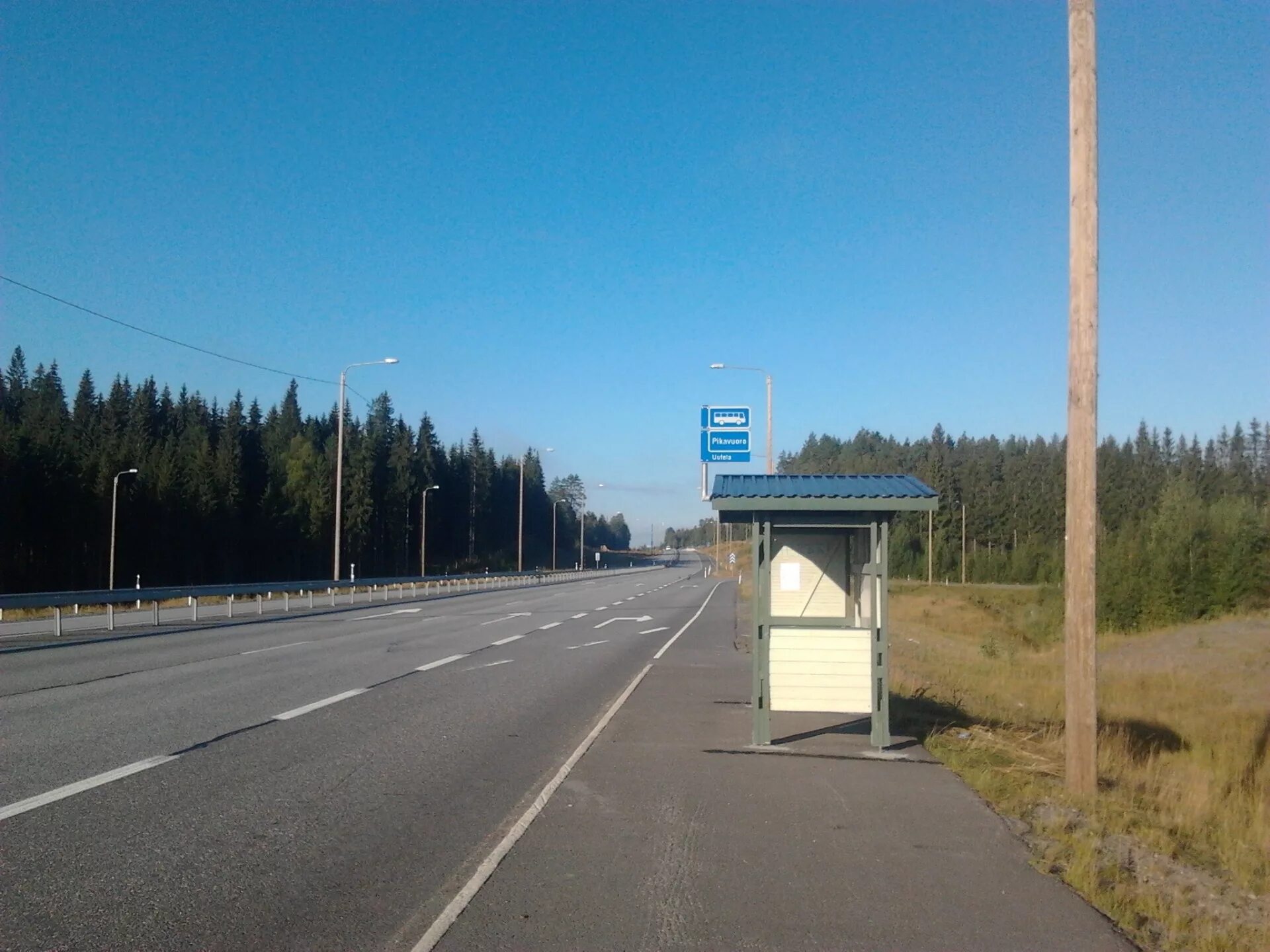 Остановка синий. Автобусные остановки в Финляндии. Остановка за городом. Остановка на шоссе. Остановка автобуса в Финляндии.