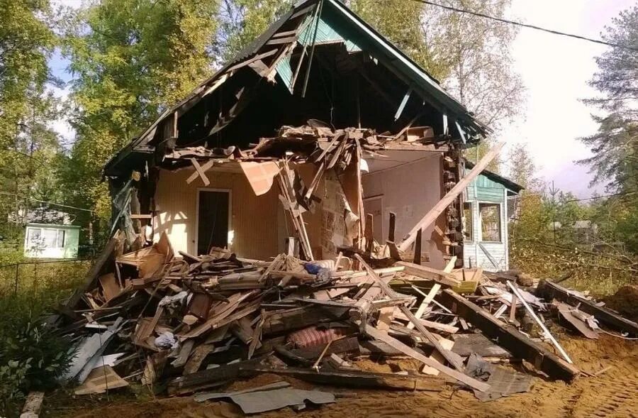 Демонтаж домов. Демонтаж деревянных домов. Демонтаж деревянного дома. Слом домов.