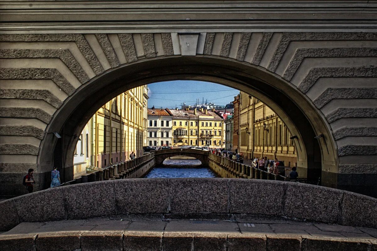 эрмитажный мост в санкт-петербурге. эрмитажный мост горбатый. эрмитажный мост. эрмитажный мост зимняя канавка. дворцовая набережная эрмитажный мост.