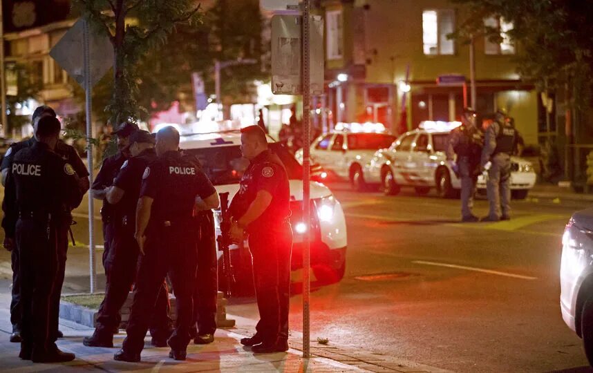 Преступность в канаде. Массовое убийство в ханау. Полиция стреляет в людей. В америке расстреляли машину. Стрельба в городе.