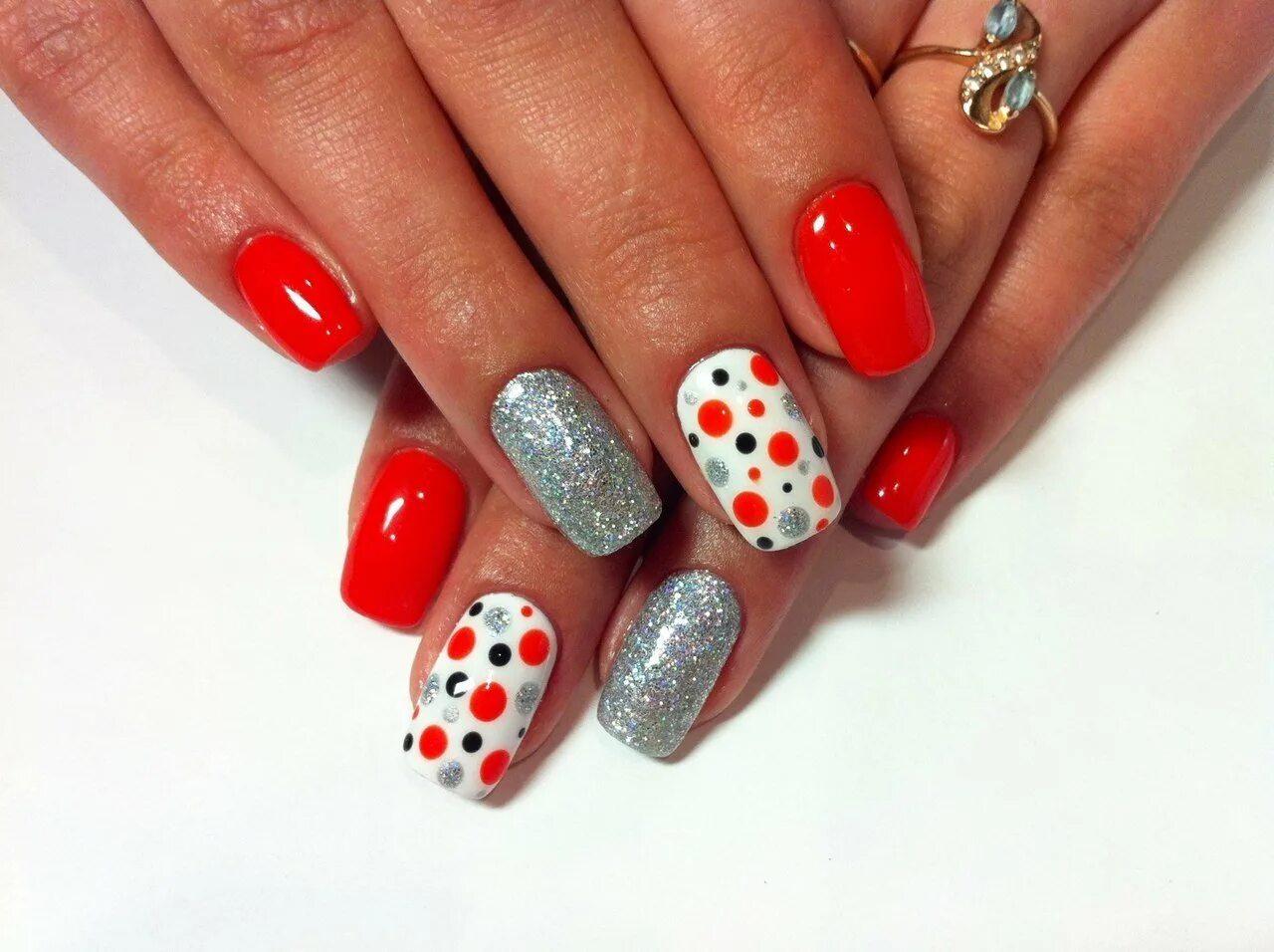 маникюр с красными точками. маникюр красный в крапинку. маникюр на короткие ногти с точками. ногти красные в белый горошек. маникюр с красными точками.