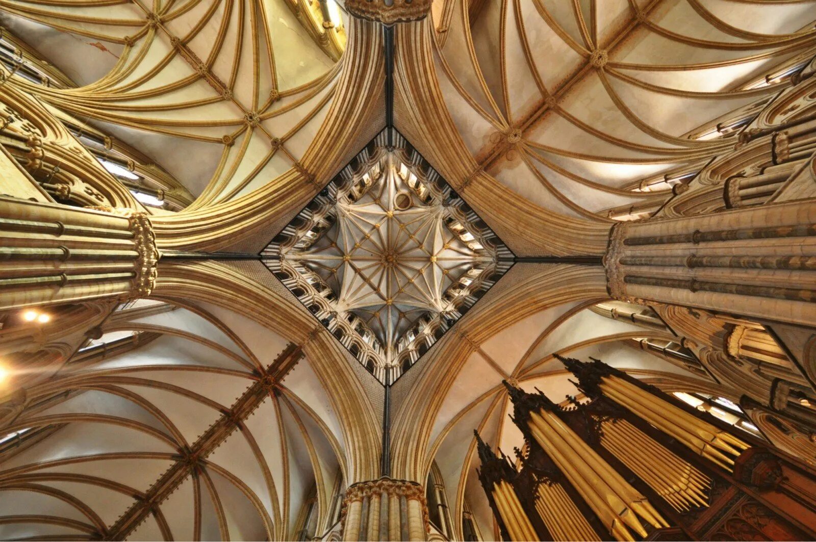 Зеркальная симметрия в архитектуре. Ось симметрии в архитектуре. Центральная симметрия в архитектуре. Симметричные строения. Симметричные здания в архитектуре.