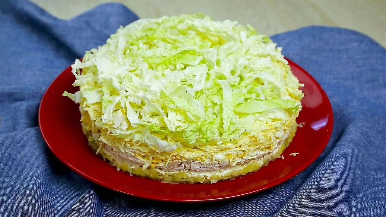 Салат нежность с картошкой. Салат нежность с пекинской капустой и курицей. салат с пекинской капустой слоями. слоеный салат нежность. салат слоями с капустой.