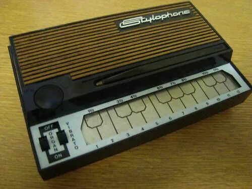 Stylophone 350s. Стилофон Retro Pocket Synth 60. Dubreq Stylophone s1 габариты в коробке. Stylophone музыкальный инструмент.