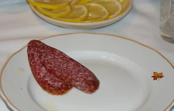 2 кусочка. Два куска колбасы. Два кусочка колбасы. Два кусочека колбаски. 2 Кусочечка колбаски.
