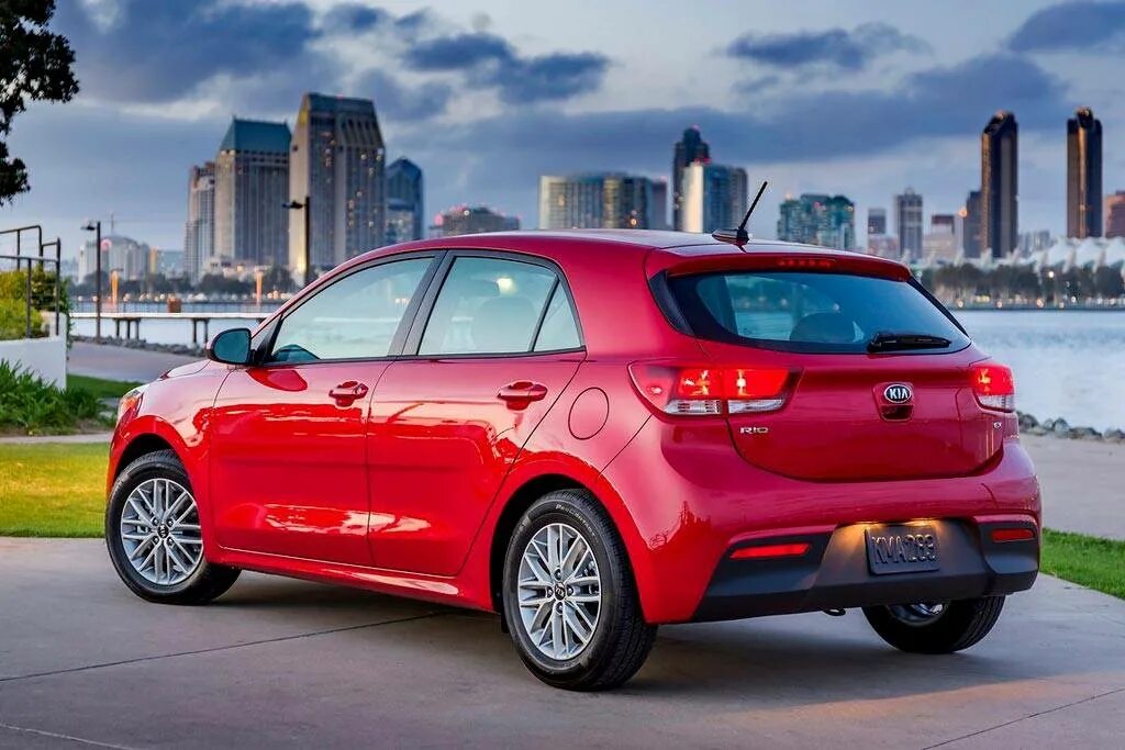 Купить новую киа в россии. Kia Rio 2018 седан. Киа Рио хэтчбек 2018 новый. Kia Rio 4 хэтчбек 2018. Kia Rio 2018 хэтчбек.