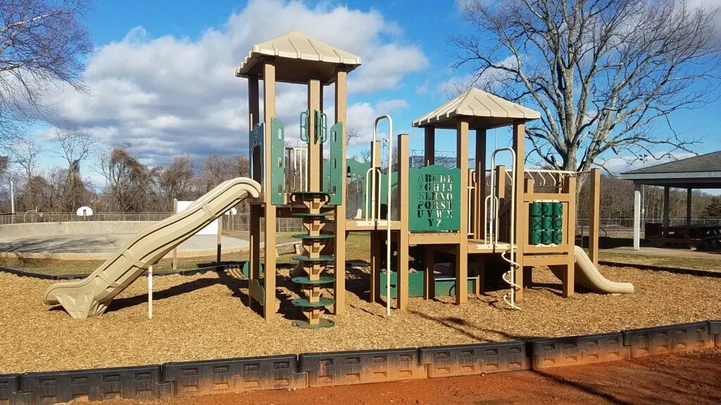 Made playground. Детская площадка в эко стиле. детская площадка в эко стиле из дерева. эко детская площадка елка. playground from recycled plastic.