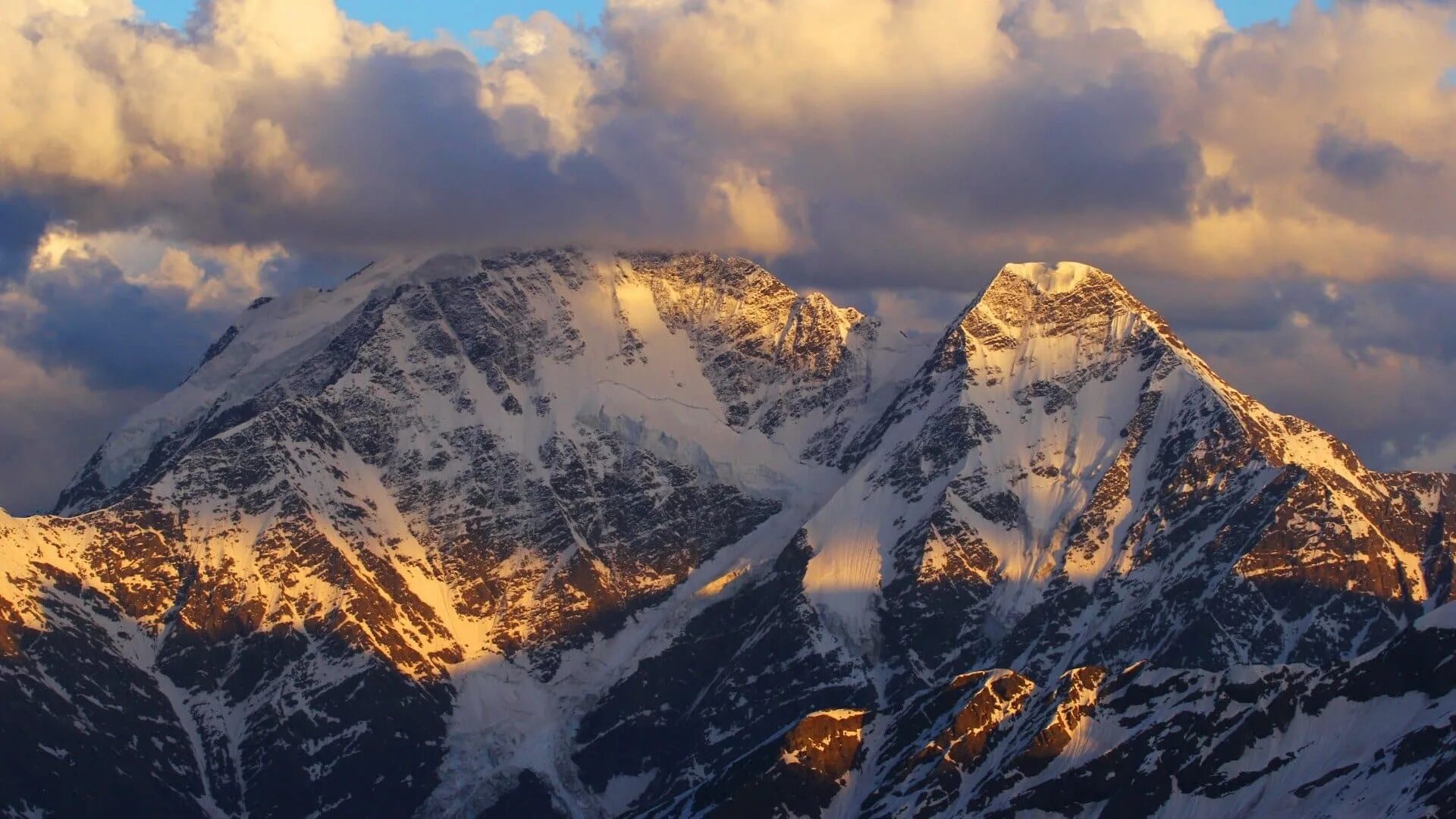 Самая высокая гора в рос. Кавказские горы Эльбрус. Горы Эльбрус кавказский хребет. Самая высокая гора Кавказа Эльбрус. Гора Эльбрус (5642 м) — высочайшая вершина России.